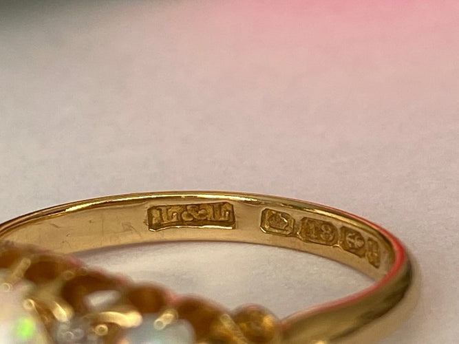 52 Bague édouardienne anglaise en or jaune 18 ct, opales et diamants 58 Facettes ring