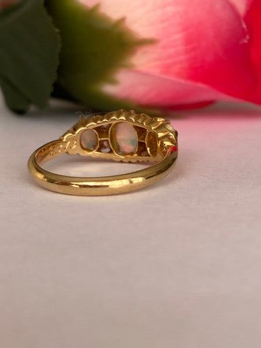 52 Bague édouardienne anglaise en or jaune 18 ct, opales et diamants 58 Facettes ring