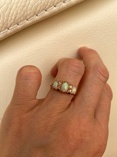 52 Bague édouardienne anglaise en or jaune 18 ct, opales et diamants 58 Facettes ring