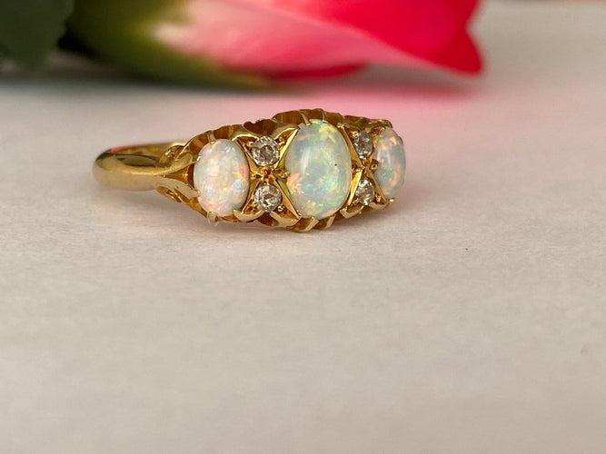 52 Bague édouardienne anglaise en or jaune 18 ct, opales et diamants 58 Facettes ring