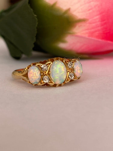 52 Bague édouardienne anglaise en or jaune 18 ct, opales et diamants 58 Facettes ring