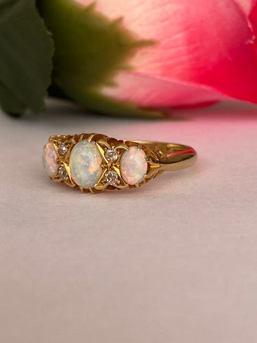 52 Bague édouardienne anglaise en or jaune 18 ct, opales et diamants 58 Facettes ring