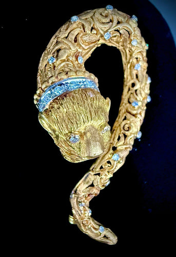 Broche chimère lion-serpent en or jaune, or blanc 18 carats et diamants 58 Facettes broche 43