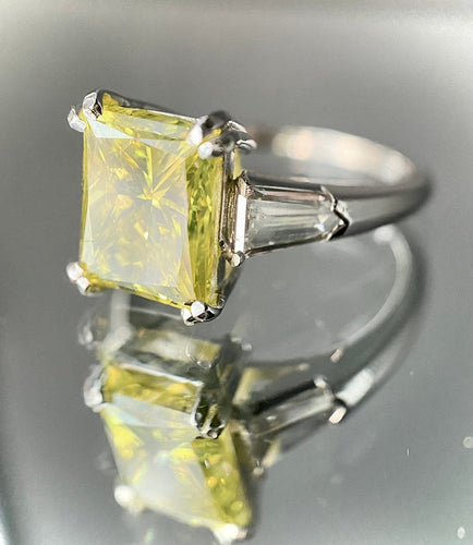 52 Bague trois pierres en or blanc, diamant jaune et diamants trapèze 58 Facettes Bague 50
