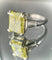 52 Bague trois pierres en or blanc, diamant jaune et diamants trapèze 58 Facettes Bague 50
