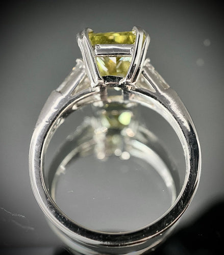 52 Bague trois pierres en or blanc, diamant jaune et diamants trapèze 58 Facettes Bague 50