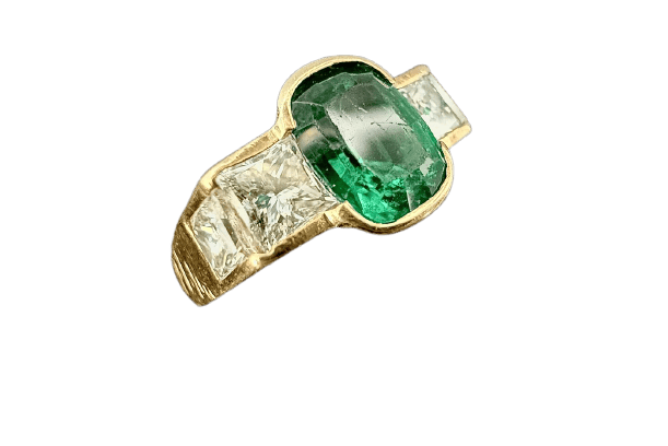 58 Bague en or jaune avec émeraude ovale et diamants princesse 58 Facettes Bague 002