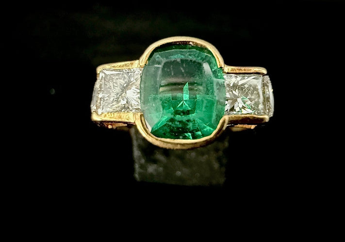 58 Bague en or jaune avec émeraude ovale et diamants princesse 58 Facettes Bague 002