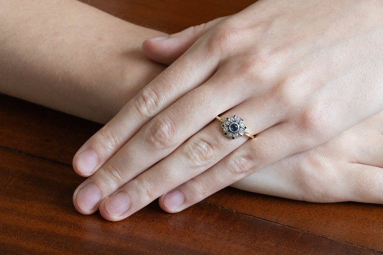 58.5 Bague ancienne en or jaune, argent, saphirs synthétiques et diamants 58 Facettes 13530