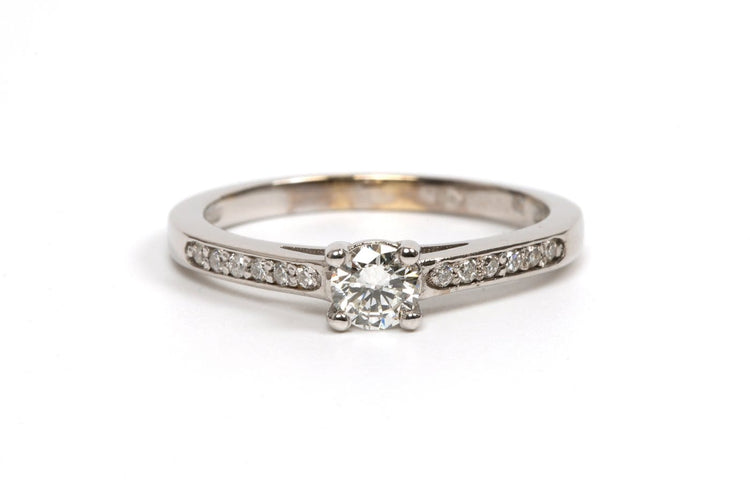 57 Bague contemporaine en or blanc 18 carats et diamants 58 Facettes 21756
