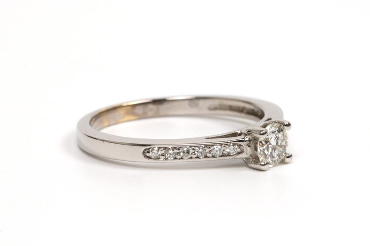 57 Bague contemporaine en or blanc 18 carats et diamants 58 Facettes 21756