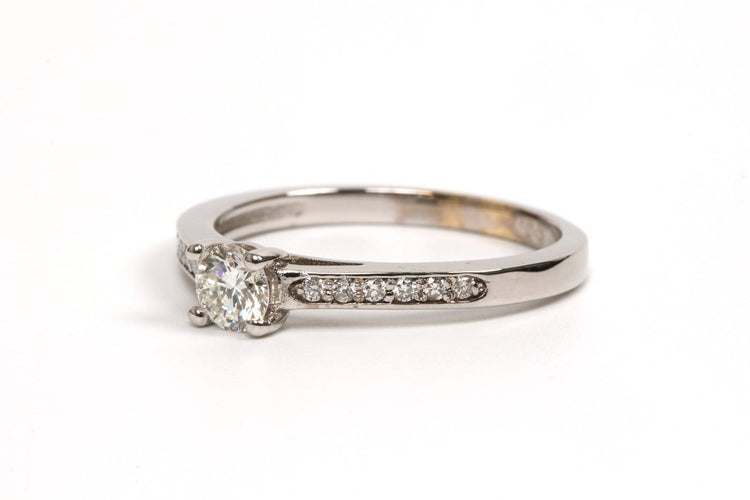 57 Bague contemporaine en or blanc 18 carats et diamants 58 Facettes 21756