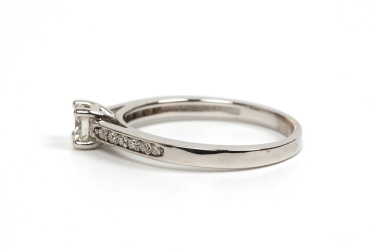 57 Bague contemporaine en or blanc 18 carats et diamants 58 Facettes 21756