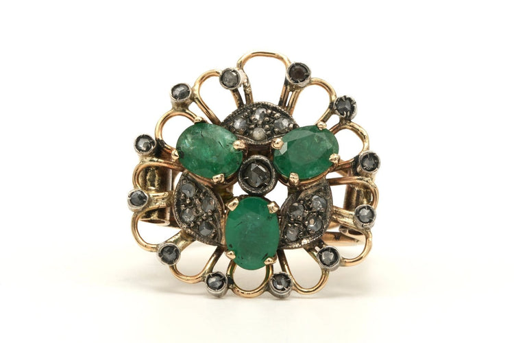 54 Art Nouveau - Bague en or jaune 18 carats, émeraude et diamants 58 Facettes 23049