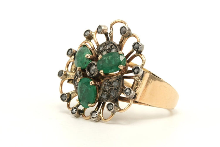 54 Art Nouveau - Bague en or jaune 18 carats, émeraude et diamants 58 Facettes 23049