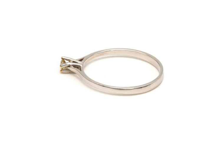 53 Bague contemporaine en or blanc et diamant 58 Facettes 19411