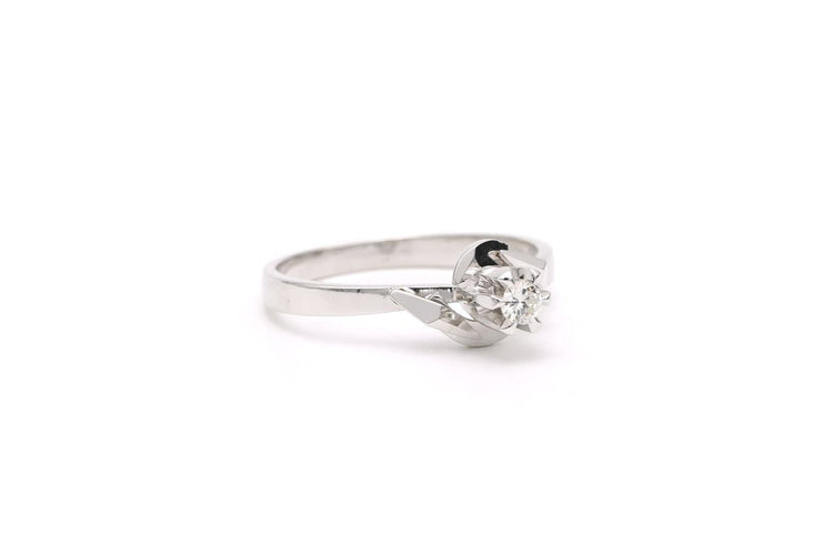 53 Bague Années 50 en or blanc 18 carats et diamant 58 Facettes 22910