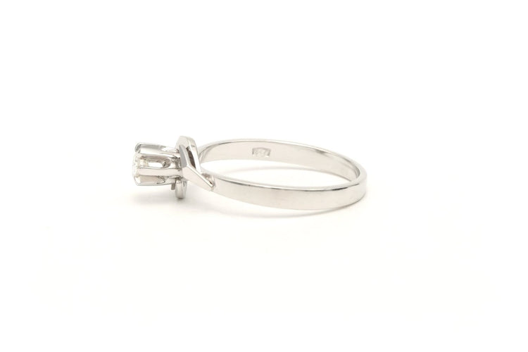 53 Bague Années 50 en or blanc 18 carats et diamant 58 Facettes 22910