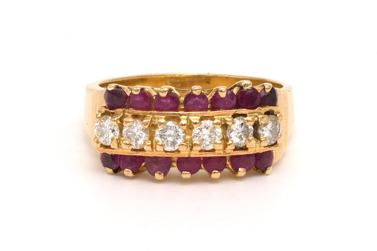 50 Bague contemporaine en or jaune 18 carats, rubis et diamants 58 Facettes 18669