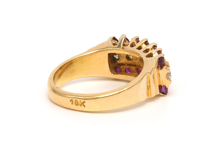 50 Bague contemporaine en or jaune 18 carats, rubis et diamants 58 Facettes 18669