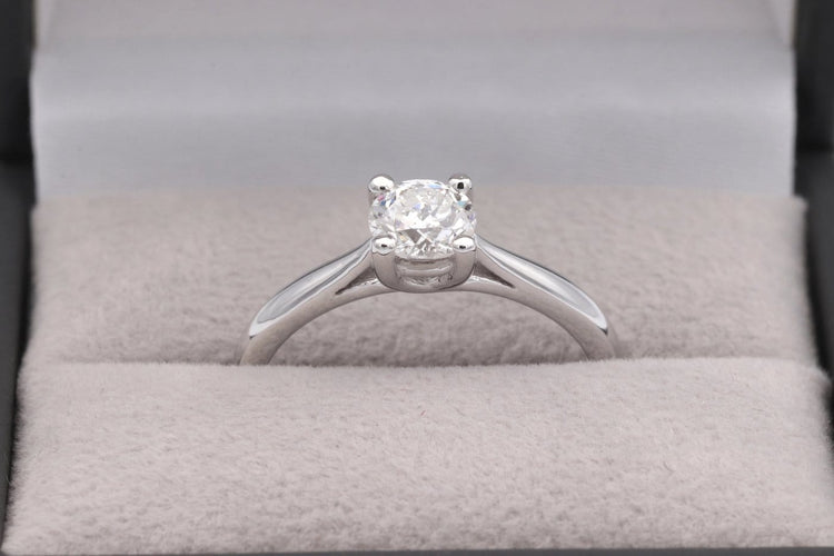 52 Solitaire contemporain - Bague en or blanc et diamant 58 Facettes 23064