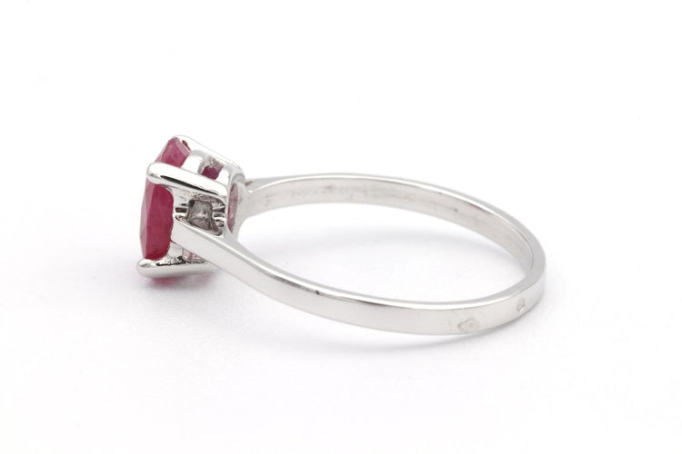 52 Bague contemporaine en or blanc 18 carats et rubis 58 Facettes 19408