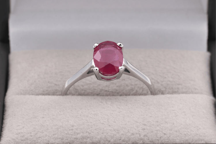 52 Bague contemporaine en or blanc 18 carats et rubis 58 Facettes 19408