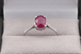 52 Bague contemporaine en or blanc 18 carats et rubis 58 Facettes 19408