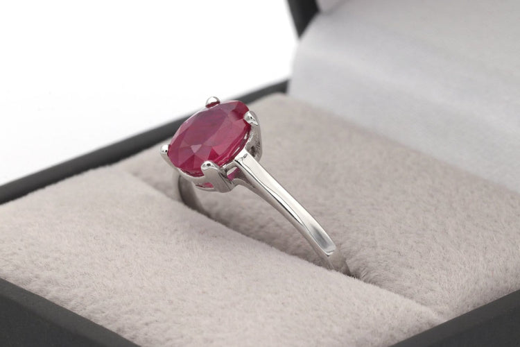 52 Bague contemporaine en or blanc 18 carats et rubis 58 Facettes 19408