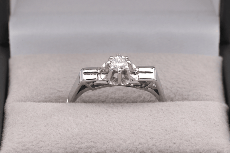 51 Bague Art déco en or blanc et diamant 58 Facettes 22911