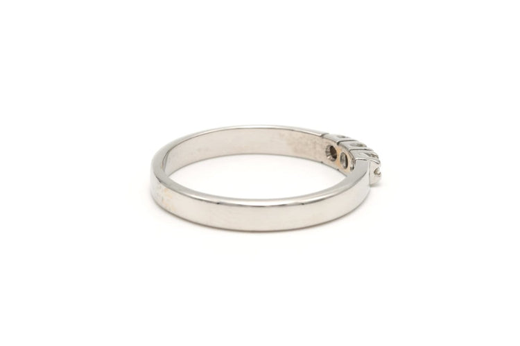 54 Bague contemporaine en or blanc et diamants 58 Facettes 23060