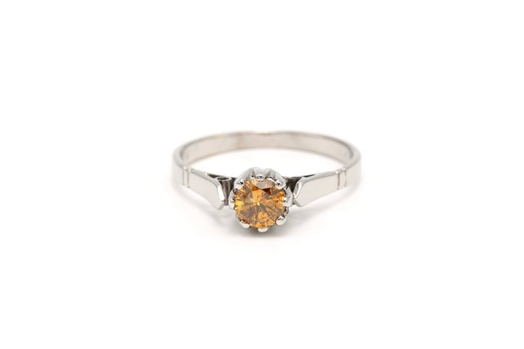53 Bague années 50 en or blanc et diamant jaune 58 Facettes 20197