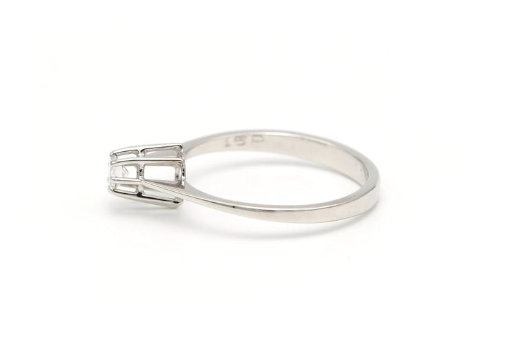 52 Bague contemporaine en or blanc 18 carats et diamant 58 Facettes 19786