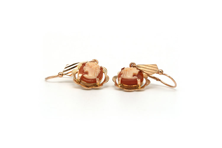 boucles-d-oreilles-annees-50-en-or-jaune-18-carats-serties-d-un-camee.webp