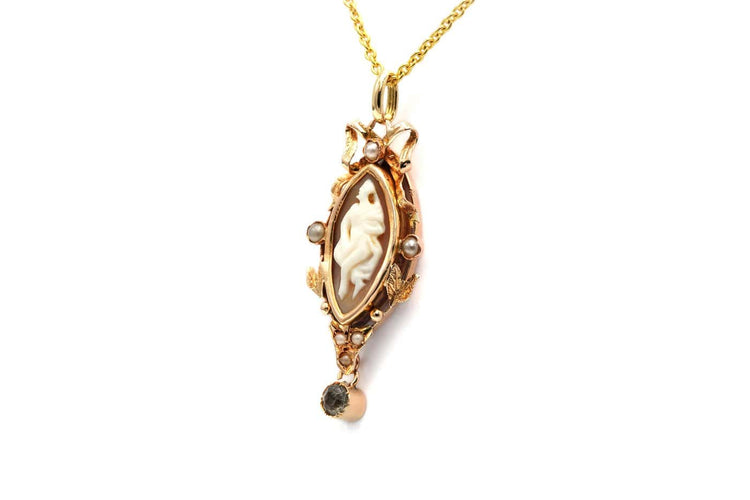 Art Nouveau - Pendentif en or jaune, camée coquillage, perles et strass 58 Facettes B793