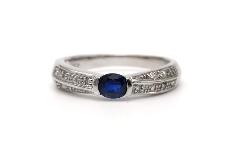 54 Bague contemporaine en or blanc, saphir et diamants 58 Facettes 23175