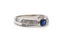 54 Bague contemporaine en or blanc, saphir et diamants 58 Facettes 23175