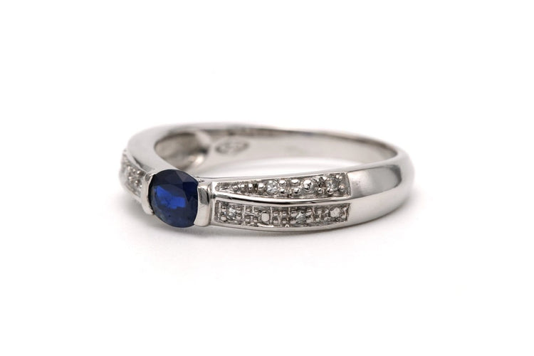 54 Bague contemporaine en or blanc, saphir et diamants 58 Facettes 23175