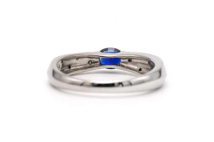 54 Bague contemporaine en or blanc, saphir et diamants 58 Facettes 23175