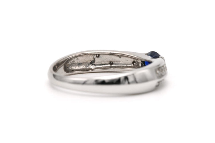 54 Bague contemporaine en or blanc, saphir et diamants 58 Facettes 23175