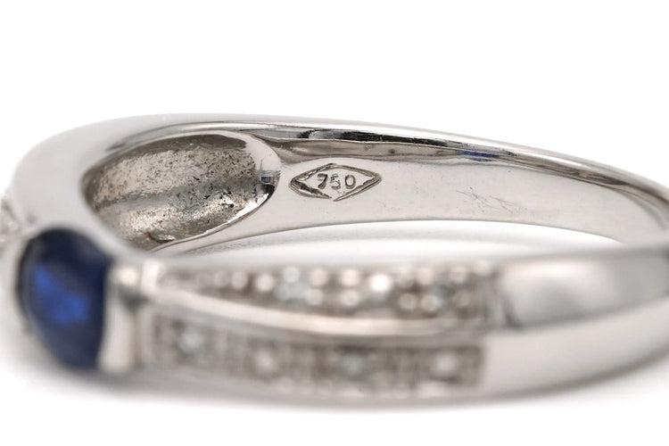 54 Bague contemporaine en or blanc, saphir et diamants 58 Facettes 23175