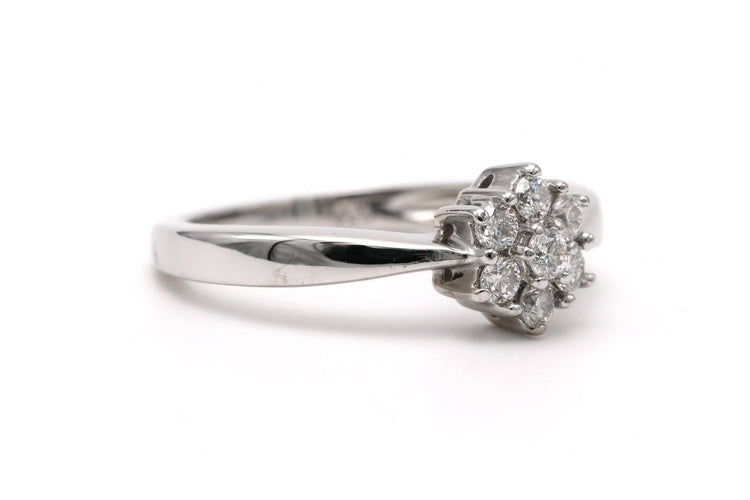 51 Bague contemporaine en or blanc 18 carats et diamants taille brillant 58 Facettes 23255