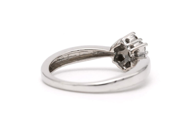 51 Bague contemporaine en or blanc 18 carats et diamants taille brillant 58 Facettes 23255