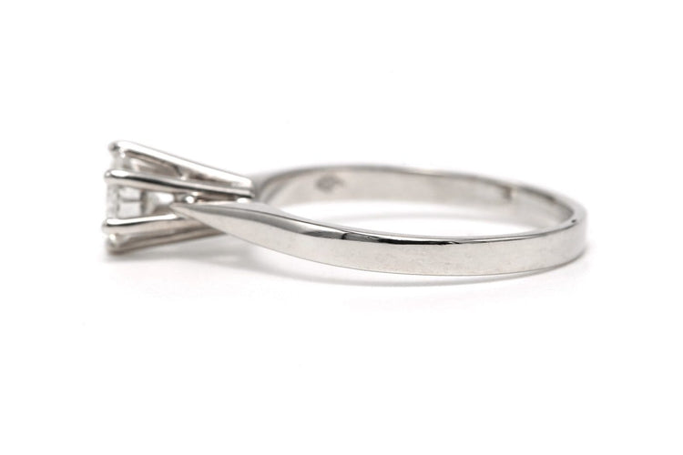 52 Bague contemporaine en or blanc et diamant 58 Facettes 23721