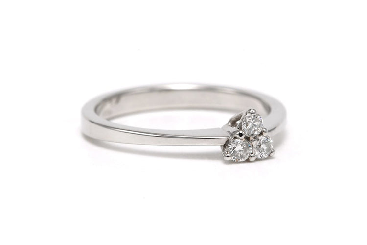 53 Bague contemporaine en or blanc 18 carats et diamants 58 Facettes DEP-SAD1