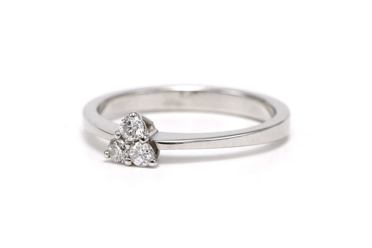 53 Bague contemporaine en or blanc 18 carats et diamants 58 Facettes DEP-SAD1