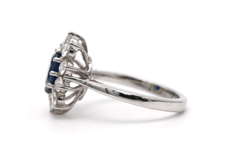 55 Bague contemporaine en or blanc 18 carats, saphir et diamants 58 Facettes 23713
