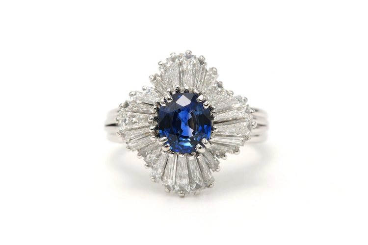 48 Bague contemporaine en platine, saphir et diamants baguette 58 Facettes DEP-BORK