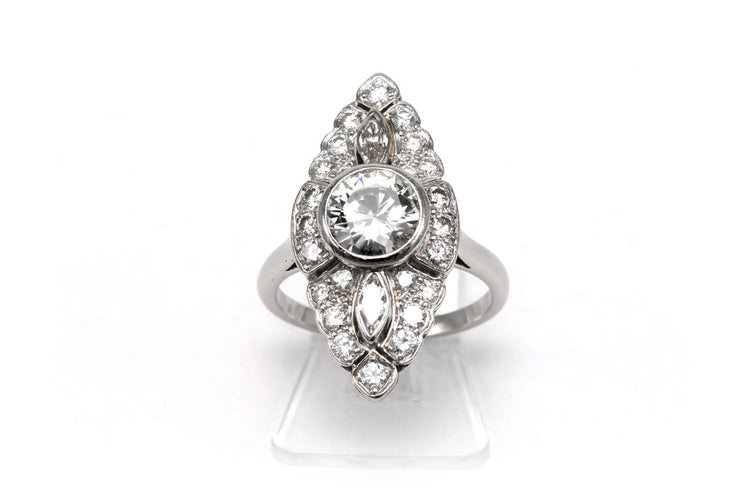 52 Années 70 - Bague marquise en or blanc et diamants 58 Facettes 23796