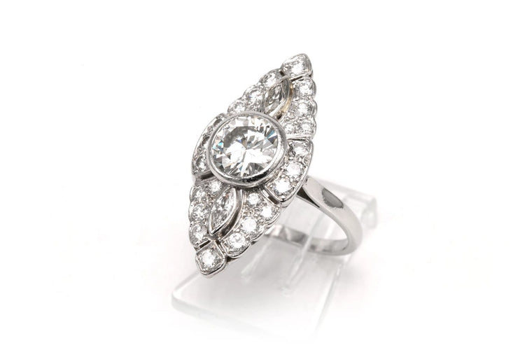 52 Années 70 - Bague marquise en or blanc et diamants 58 Facettes 23796